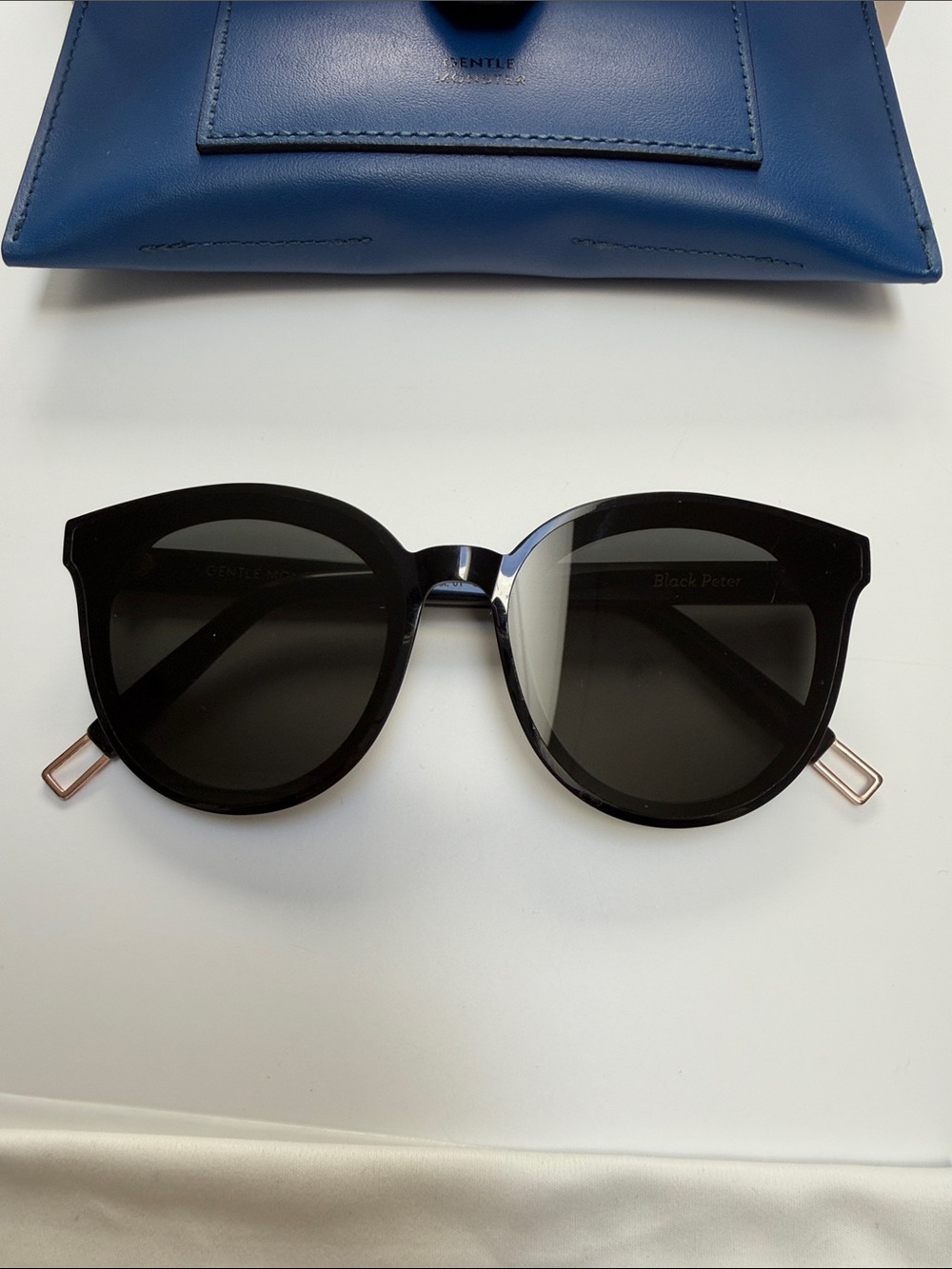 GENTLE MONSTER Black Cat-Eye Sunglasses with Blue Case - Picture 4 of 11